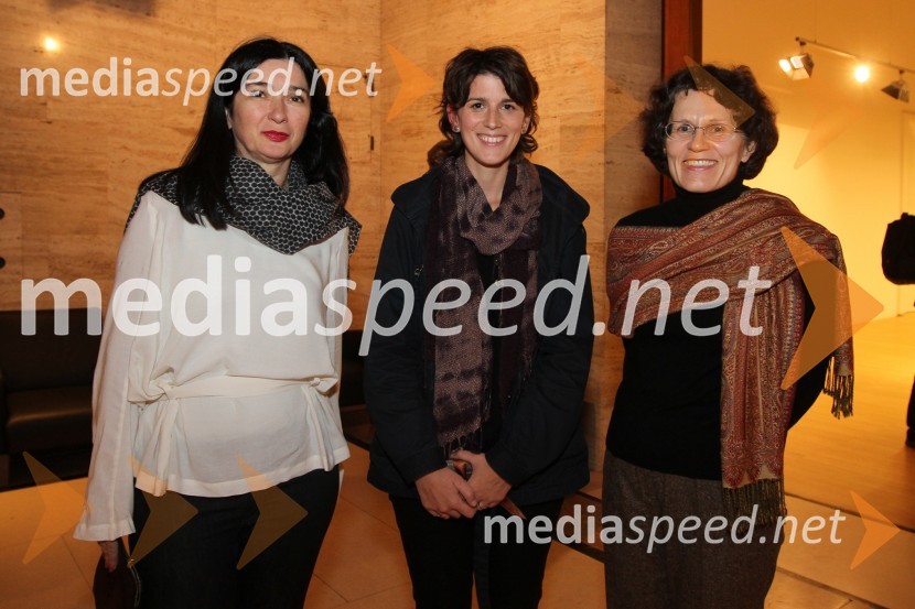 Zdenka Badovinac, direktorica Moderne galerije, Manca Juvan, fotografinja in Lara Štrumej, kustosinjaManca Juvan, odprtje razstave
