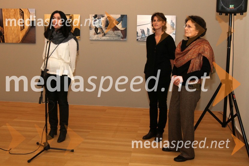 Zdenka Badovinac, direktorica Moderne galerije, Manca Juvan, fotografinja in Lara Štrumej, kustosinjaManca Juvan, odprtje razstave