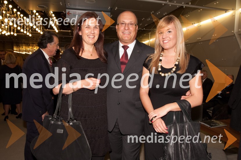 	Iztok Klančnik, direktor avtenta.si, soproga Maja in hči AnjaSlovenska gazela 2010