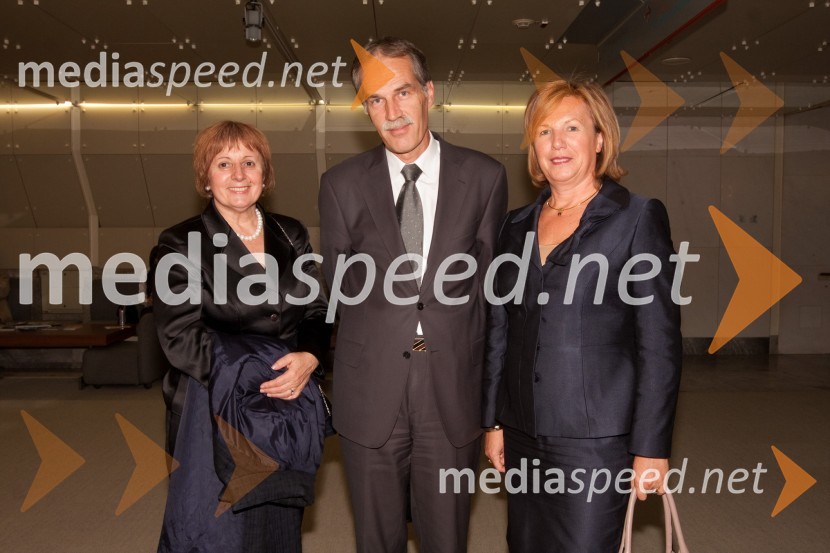 Tatjana Fink, direktorica podjetja Trimo Trebnje d.d., Samo in Jana NučičSlovenska gazela 2010
