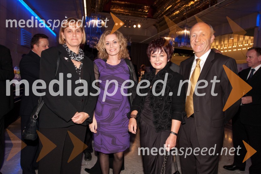 Darja Radić, ministrica za gospodarstvo, Zdenka Kahne, lastnica in direktorica kozmetike Kahne, hči Nina in Branko Pavlin, predsednik uprave DnevnikSlovenska gazela 2010