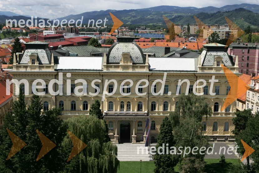 Pogled na Maribor iz zvonika Stolne cerkve. Rektorat Univerze v Mariboru, Slomškov trgMaribor, Slovenija