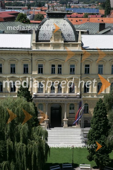 Pogled na Maribor iz zvonika Stolne cerkve. Rektorat Univerze v Mariboru, Slomškov trgMaribor, Slovenija