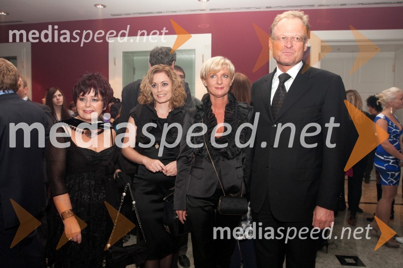 Zdenka Kahne, lastnica in direktorica kozmetike Kahne, hči Nina, Sonja Poljanšek - Škrabec, lastnica Welness centra Sunny in lokala Sunny cafe ter soprog Janez Škrabec, direktor podjetja Riko d.o.o.Lisca, predstavitev kolekcije pomlad in poletje 2011