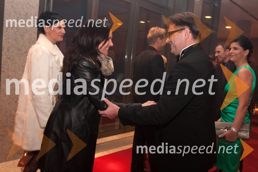 Alenka Gotar, pevka in Dari Južna, lastnik podjetja Lisca d.d.Lisca, predstavitev kolekcije pomlad in poletje 2011