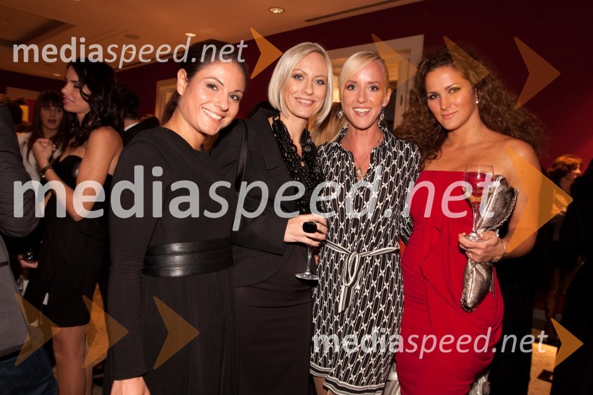 Petra Kerčmar, voditeljica 24 ur na Pop Tv, Ota Roš, tv voditeljica ter Mateja Jerebic
Lisca, predstavitev kolekcije pomlad in poletje 2011