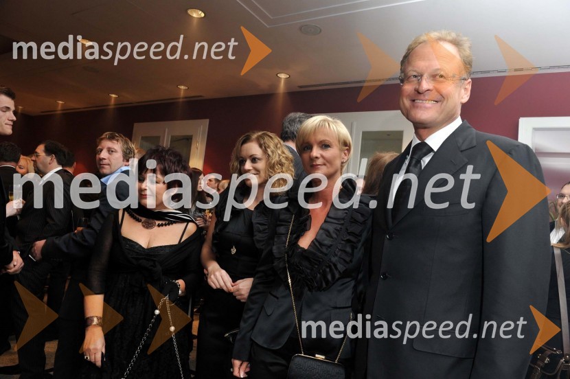 Zdenka Kahne, lastnica in direktorica kozmetike Kahne, hči Nina, Sonja Poljanšek - Škrabec, lastnica Welness centra Sunny in lokala Sunny cafe ter soprog Janez Škrabec, direktor podjetja Riko d.o.o.Lisca, predstavitev kolekcije pomlad in poletje 2011