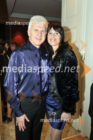 Andrej Šifrer, pevec ter spremljevalka TanjaLisca, predstavitev kolekcije pomlad in poletje 2011