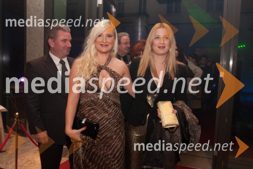 Danica Lovenjak, tv voditeljica in Nataša Markovič, novinarkaLisca, predstavitev kolekcije pomlad in poletje 2011