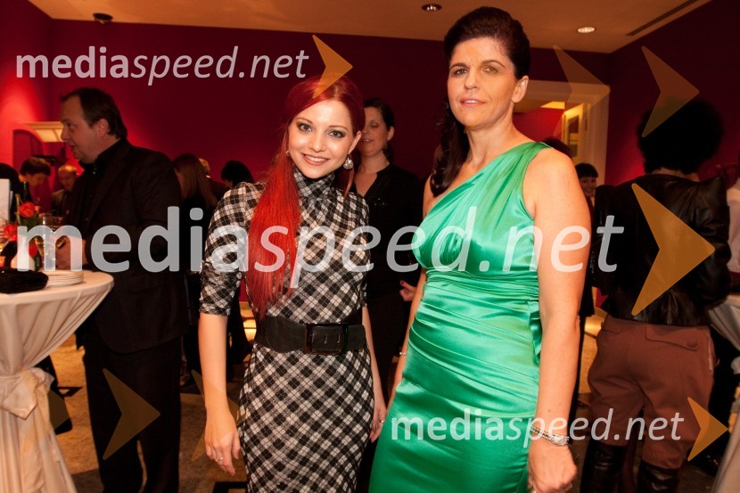 Tanja Žagar, pevka in Vesna Južna, lastnica podjetja Lisca d.d.Lisca, predstavitev kolekcije pomlad in poletje 2011