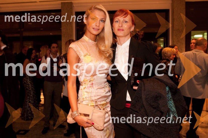 Lucija Gubenšek, manekenka in Mihaela Kolarič, lastnica agencije MichelaLisca, predstavitev kolekcije pomlad in poletje 2011