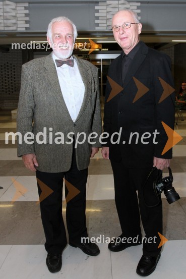 Mitja Meršol, nekdanji urednik Dela in voditelj licitacije ter Janez Janko Platiše, fotografV rumenem okvirju, dobrodelna dražba