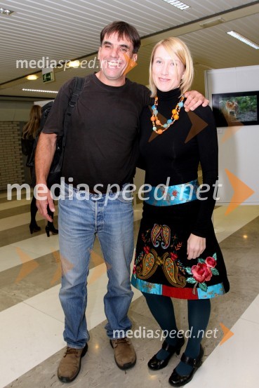 Arne Hodalič, svetovni popotnik, fotograf in urednik fotografije revije National Geografic ter Irena Cerar, odgovorna urednica revije National Geographic JuniorV rumenem okvirju, dobrodelna dražba