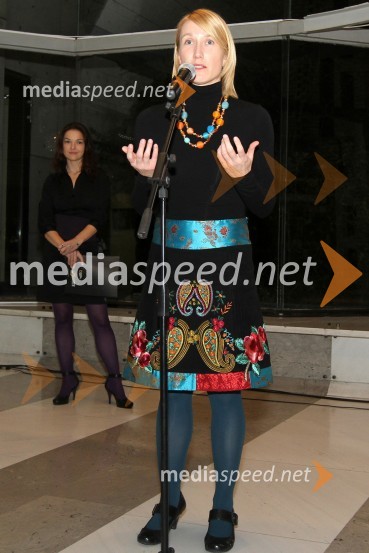 Irena Cerar, odgovorna urednica revije National Geographic JuniorV rumenem okvirju, dobrodelna dražba