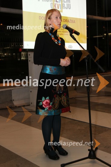 Irena Cerar, odgovorna urednica revije National Geographic JuniorV rumenem okvirju, dobrodelna dražba