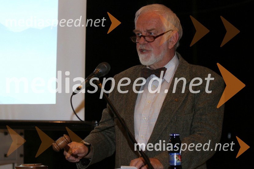 Mitja Meršol, nekdanji urednik Dela in voditelj licitacijeV rumenem okvirju, dobrodelna dražba