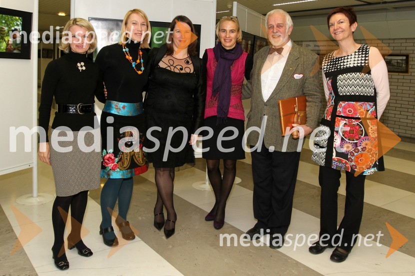 Tanja Babnik, članica uprave društva Kros,  Irena Cerar, odgovorna urednica revije National Geographic Junior,  Katja Groleger Sršen, predsednica uprave društva Kros, Barbara Čeferin, fotografinja in organizatorka dogodka , Mitja Meršol, nekdanji urednik Dela in voditelj licitacije ter dr. Marija Javornik, odgovorna urednica revije National GeographicV rumenem okvirju, dobrodelna dražba