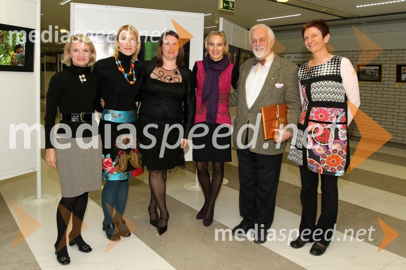 Tanja Babnik, članica uprave društva Kros,  Irena Cerar, odgovorna urednica revije National Geographic Junior,  Katja Groleger Sršen, predsednica uprave društva Kros, Barbara Čeferin, fotografinja in organizatorka dogodka , Mitja Meršol, nekdanji urednik Dela in voditelj licitacije ter dr. Marija Javornik, odgovorna urednica revije National GeographicV rumenem okvirju, dobrodelna dražba
