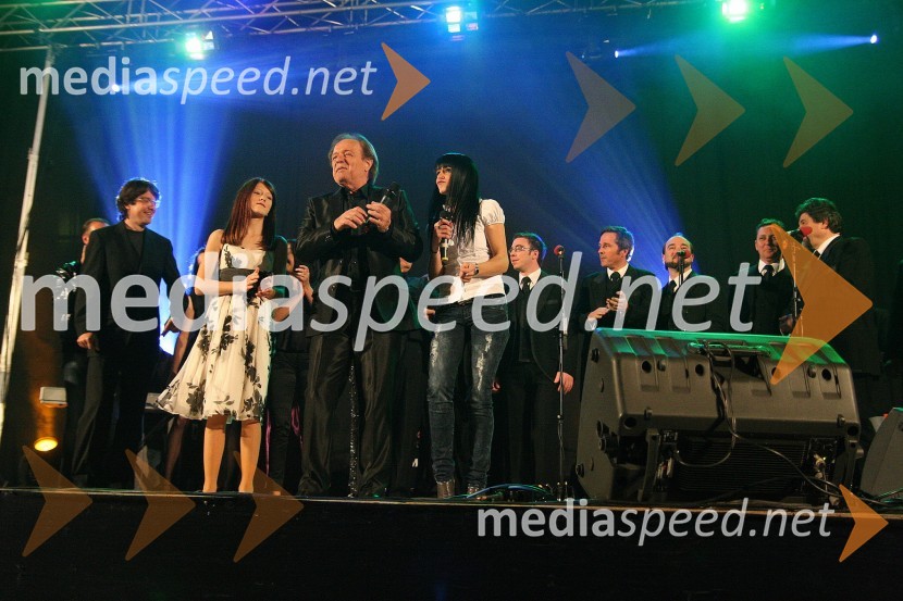 Nina Vodušek, Alfi Nipič in Saša Debeljak, pevciVeliko srce za mamograf