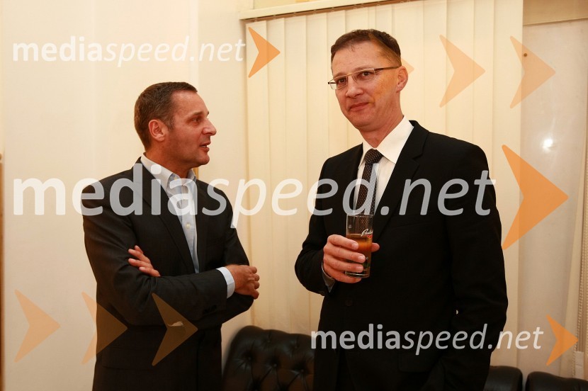 Danilo Rošker, direktor SNG Maribor in Igor Lukšič, minister za šolstvo in športBorštnikov prstan prejel Janez Hočevar Rifle