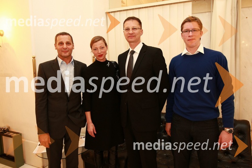 Danilo Rošker, direktor SNG Maribor, Nataša Matjašec Rošker, igralka, Igor Lukšič, minister za šolstvo in šport in njegov sinBorštnikov prstan prejel Janez Hočevar Rifle