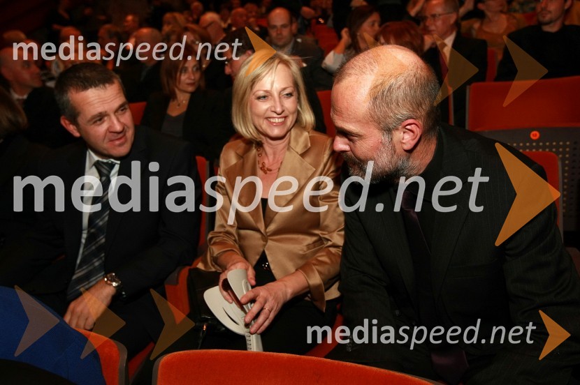 Uroš Skuhala, direktor in odgovorni urednik medijev ČZP Večer d.d, Janez Lombergar, nekdanji programski direktor RTV Slovenija in soproga Barbara Volčič LombergarBorštnikov prstan prejel Janez Hočevar Rifle