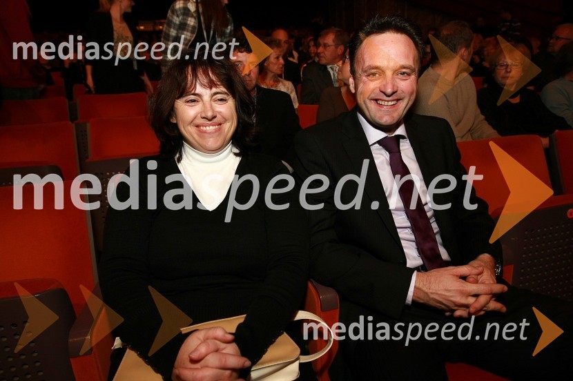 Mag. Andrej Kosmačin, predsednik uprave podjetja Elektro Maribor in soproga NatašaBorštnikov prstan prejel Janez Hočevar Rifle