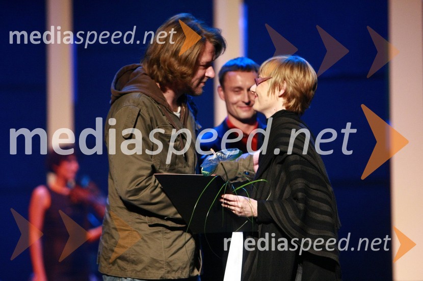 Jernej Lorenci, režiser in dobitnik nagrade Društva gledaliških kritikov in teatrologov Slovenije za uprizoritev v produkciji Mestnega gledališča Ptuj Žabe ter Barbara OrelBorštnikov prstan prejel Janez Hočevar Rifle