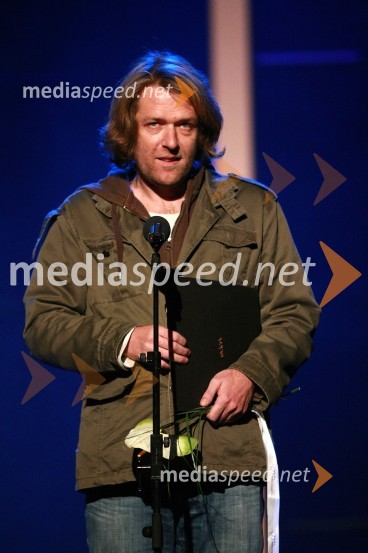 	Jernej Lorenci, režiser in dobitnik nagrade Društva gledaliških kritikov in teatrologov Slovenije za uprizoritev v produkciji Mestnega gledališča Ptuj ŽabeBorštnikov prstan prejel Janez Hočevar Rifle