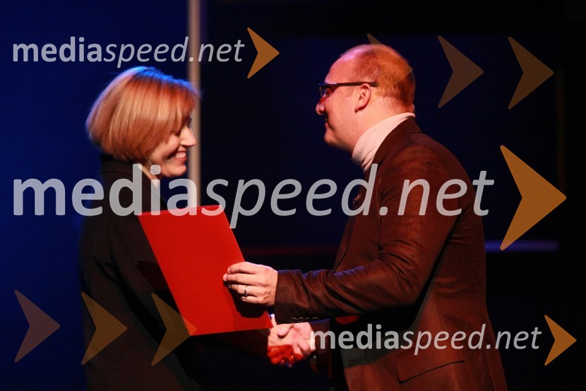 Tina Mahkota, prevajalka in dobitnica nagrade za prevod in jezikovno adaptacijo teksta ter Marko Peljhan, predsednik strokovne žirije Borštnikovega srečanjaBorštnikov prstan prejel Janez Hočevar Rifle