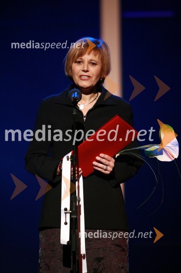 Tina Mahkota, prevajalka in dobitnica nagrade za prevod in jezikovno adaptacijo tekstaBorštnikov prstan prejel Janez Hočevar Rifle