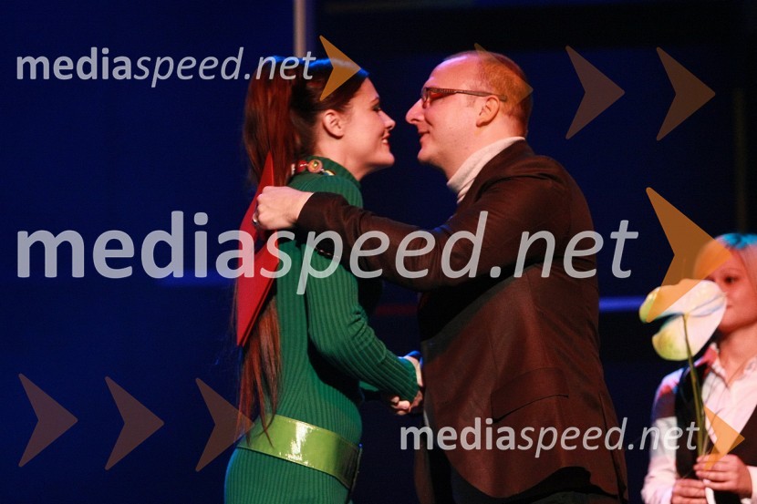 Pia Zemljič, igralka in dobitnica nagrade za igro ter Marko Peljhan, predsednik strokovne žirije Borštnikovega srečanjaBorštnikov prstan prejel Janez Hočevar Rifle