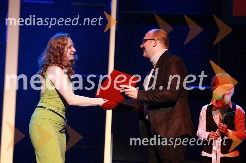 Mateja Pucko, igralka in dobitnica nagrade za igro ter Marko Peljhan, predsednik strokovne žirije Borštnikovega srečanjaBorštnikov prstan prejel Janez Hočevar Rifle