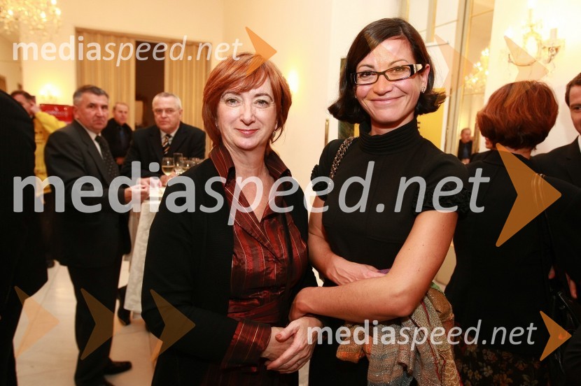 ... in Simona Belle, služba za stike z javnostmi MGLBorštnikov prstan prejel Janez Hočevar Rifle