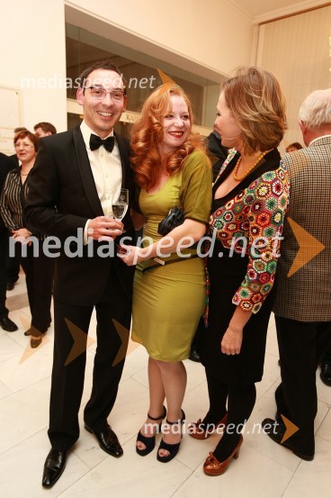 Tadej Toš, igralec, Mateja Pucko, igralka in dobitnica nagrade za igro ter Mojca Simonič, igralkaBorštnikov prstan prejel Janez Hočevar Rifle