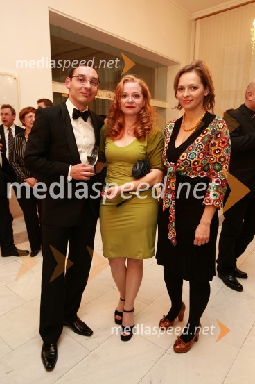 Tadej Toš, igralec, Mateja Pucko, igralka in dobitnica nagrade za igro ter Mojca Simonič, igralkaBorštnikov prstan prejel Janez Hočevar Rifle