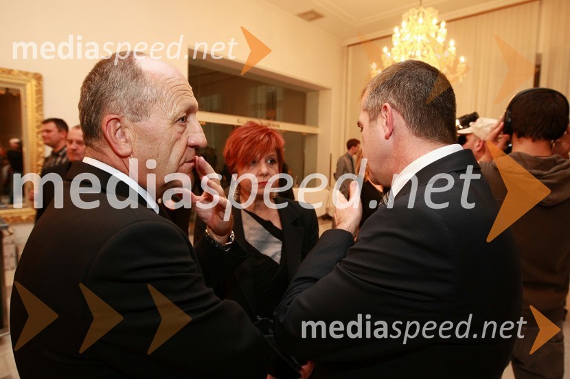 Branko Pavlin, predsednik uprave časopisne družbe Dnevnik ter Uroš Skuhala, direktor in odgovorni urednik medijev ČZP Večer d.d.Borštnikov prstan prejel Janez Hočevar Rifle