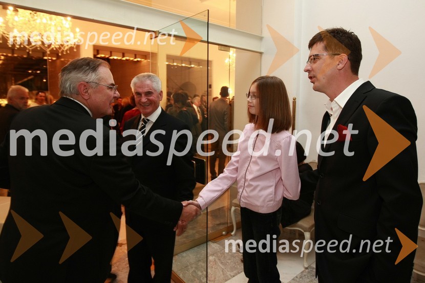 Jože Glogovšek, Ekipa za Maribor, Božidar Novak, partner in svetovalec v komunikacijski skupini SPEM in hčerka NejaBorštnikov prstan prejel Janez Hočevar Rifle