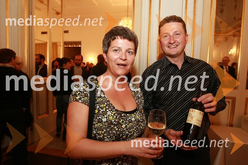 Mojca Redjko, direktorica Lutkovnega gledališča Maribor in Danilo Steyer, vinogradništvo Steyer  	Borštnikov prstan prejel Janez Hočevar Rifle