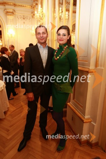 Danilo Rošker, direktor SNG Maribor ter Pia Zemljič, igralka in dobitnica nagrade za igroBorštnikov prstan prejel Janez Hočevar Rifle