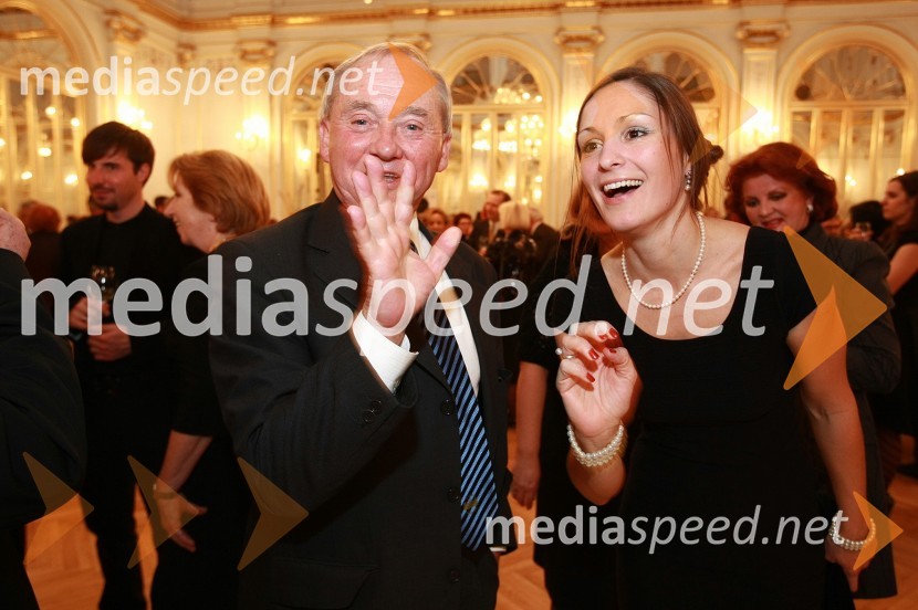 Dr. Alojz Križman, predsednik Športne zveze Maribor in ...Borštnikov prstan prejel Janez Hočevar Rifle