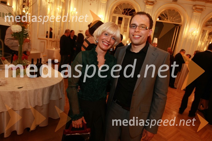 	Mateja Planjšek Kristanič, odgovorna urednica revije Bella Donna in njen spremljevalecBorštnikov prstan prejel Janez Hočevar Rifle