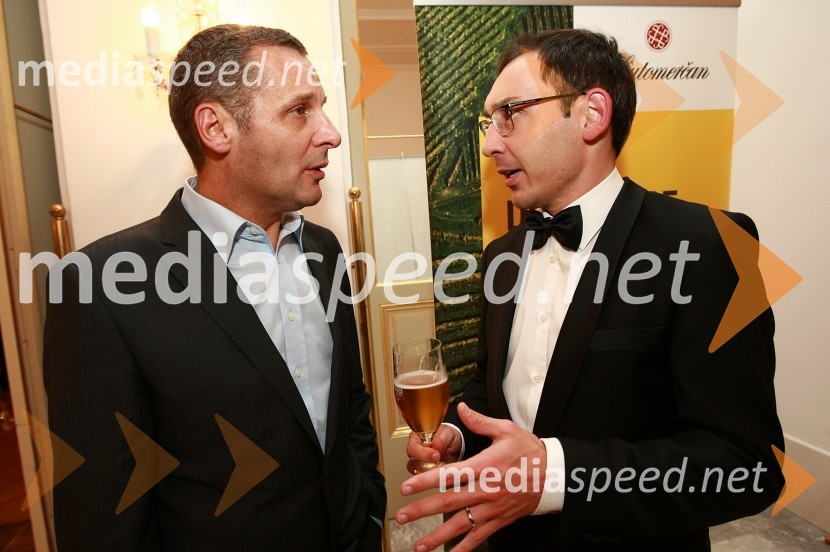 	Danilo Rošker, direktor SNG Maribor ter Tadej Toš, igralecBorštnikov prstan prejel Janez Hočevar Rifle