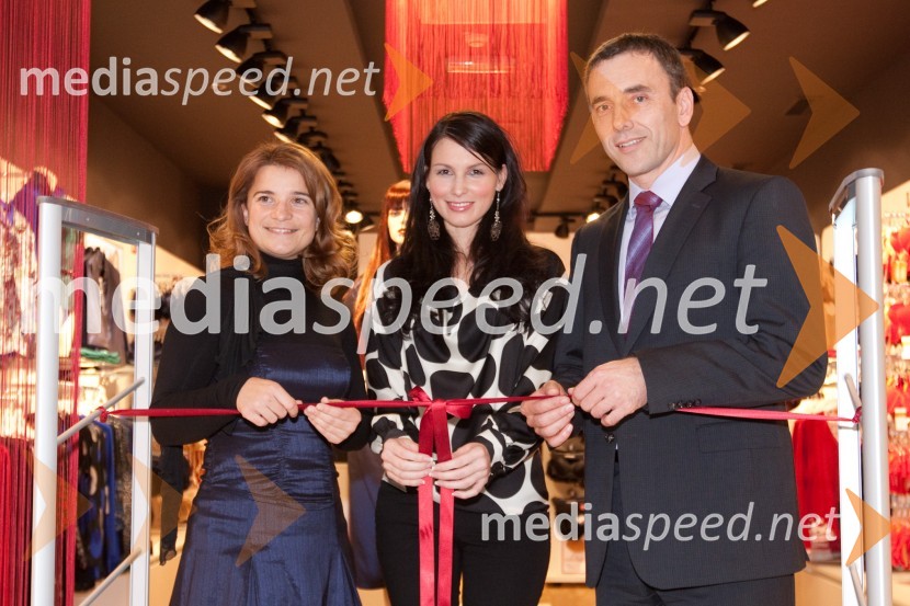 Urška Čopar, vodja prodaje za Slovenijo pri Lisci d.d., Sandra Adam, Miss Slovenije 2010 in Goran Kodelja, generalni direktor podjetja Lisca d.d.
Lisca, odprtje nove trgovine v Cityparku v Ljubljani