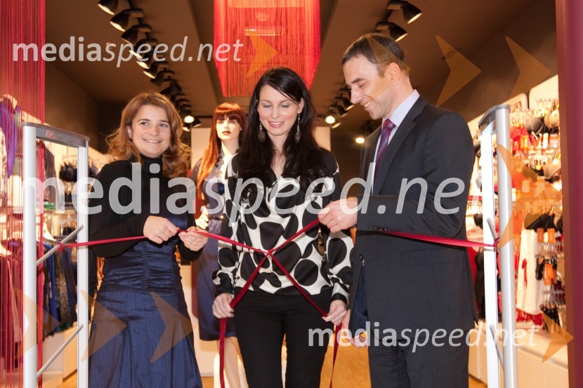 Urška Čopar, vodja prodaje za Slovenijo pri Lisci d.d., Sandra Adam, Miss Slovenije 2010 in Goran Kodelja, generalni direktor podjetja Lisca d.d.
Lisca, odprtje nove trgovine v Cityparku v Ljubljani