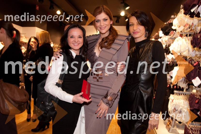 Alenka Gotar, operna pevka, Manca Špik, pevka in Tamara Busar, vodja marketinga pri Lisci d.d.Lisca, odprtje nove trgovine v Cityparku v Ljubljani