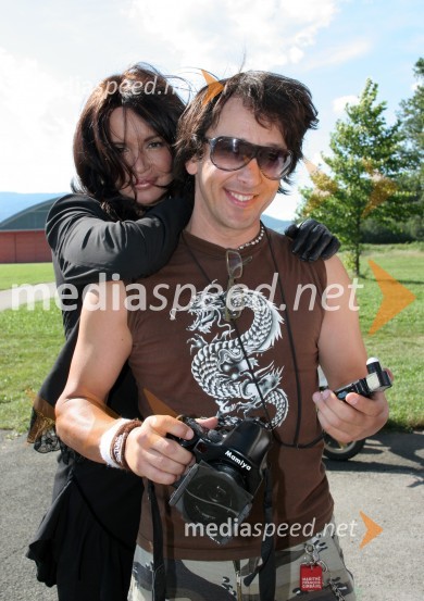 Fotograf Aljoša Rebolj in hrvaška pevka SeverinaSeverina - backstage fotografiranja za katalog nove Rašicine blagovne znamke Fabula