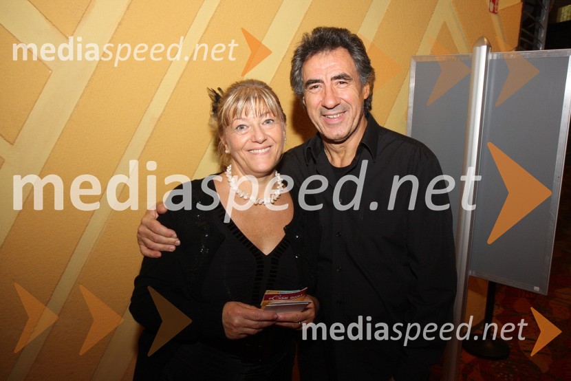 Zdenko Karba, bobnar skupine Čudežna polja s spremljevalkoMagnifico in Balcountry Quartet v Mondu