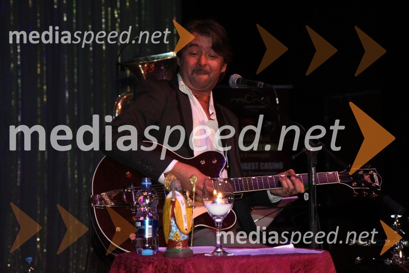 Robert Pešut - Magnifico, glasbenikMagnifico in Balcountry Quartet v Mondu