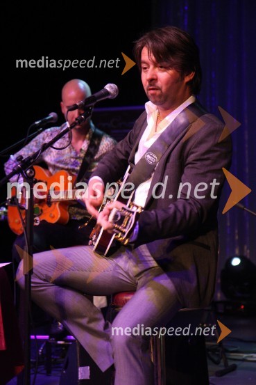 Robert Pešut - Magnifico, glasbenikMagnifico in Balcountry Quartet v Mondu